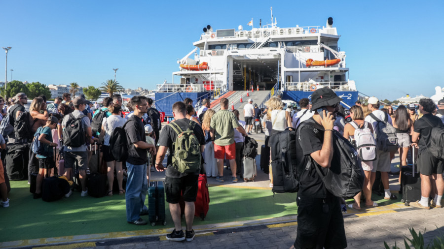 Πειραιάς: Ιδιαίτερα υψηλή η επιβατική κίνηση - Πάνω από 34000 επιβάτες αναχωρούν για τα νησιά