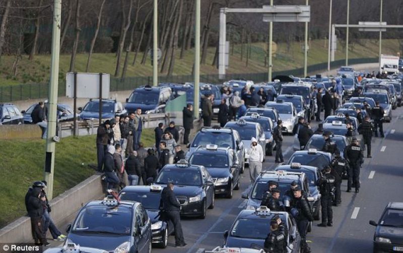 Μπαράζ απεργιακών κινητοποιήσεων στη Γαλλία