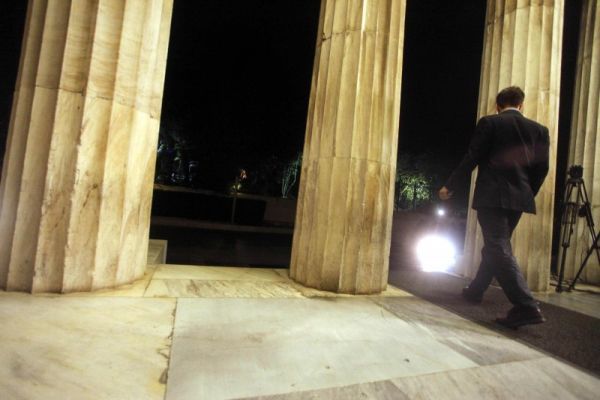 Σε ένα νομοσχέδιο η συμφωνία με την τρόικα- Το γάλα φέρνει… πονοκέφαλο σε Μαξίμου και Χαριλάου Τρικούπη