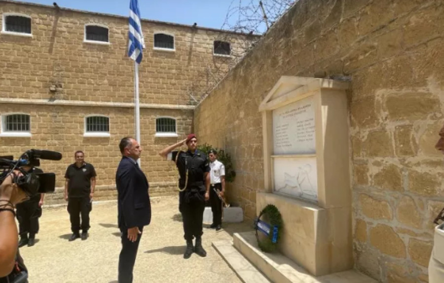 Στη Λευκωσία ο Γεραπετρίτης: Κατάθεση στεφάνου στα Φυλακισμένα μνήματα