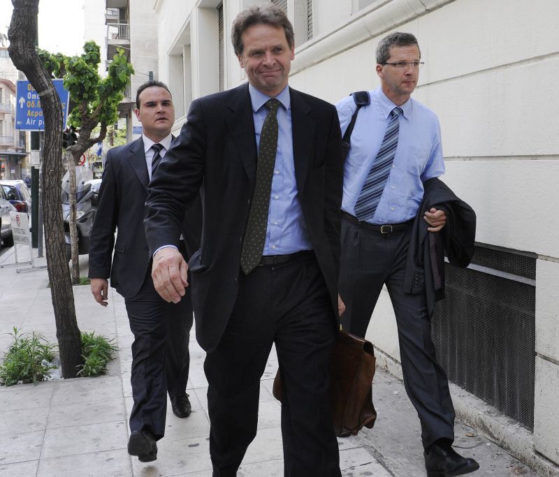 Νέα εμπλοκή με την Τρόικα για τα "απροσδιόριστα" μέτρα - Zητούν 25 χιλ. απολύσεις, κατάργηση δώρων και στον ιδιωτικό τομέα
