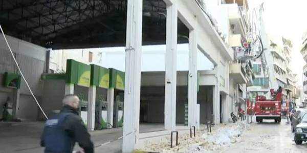Κατέρρευσε οροφή βενζινάδικου στον Βύρωνα- Κλειστή η Φορμίωνος