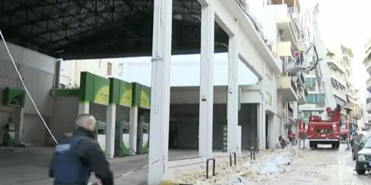 Κατέρρευσε οροφή βενζινάδικου στον Βύρωνα- Κλειστή η Φορμίωνος