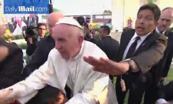 Όταν εκνευρίστηκε ο Πάπας (video)