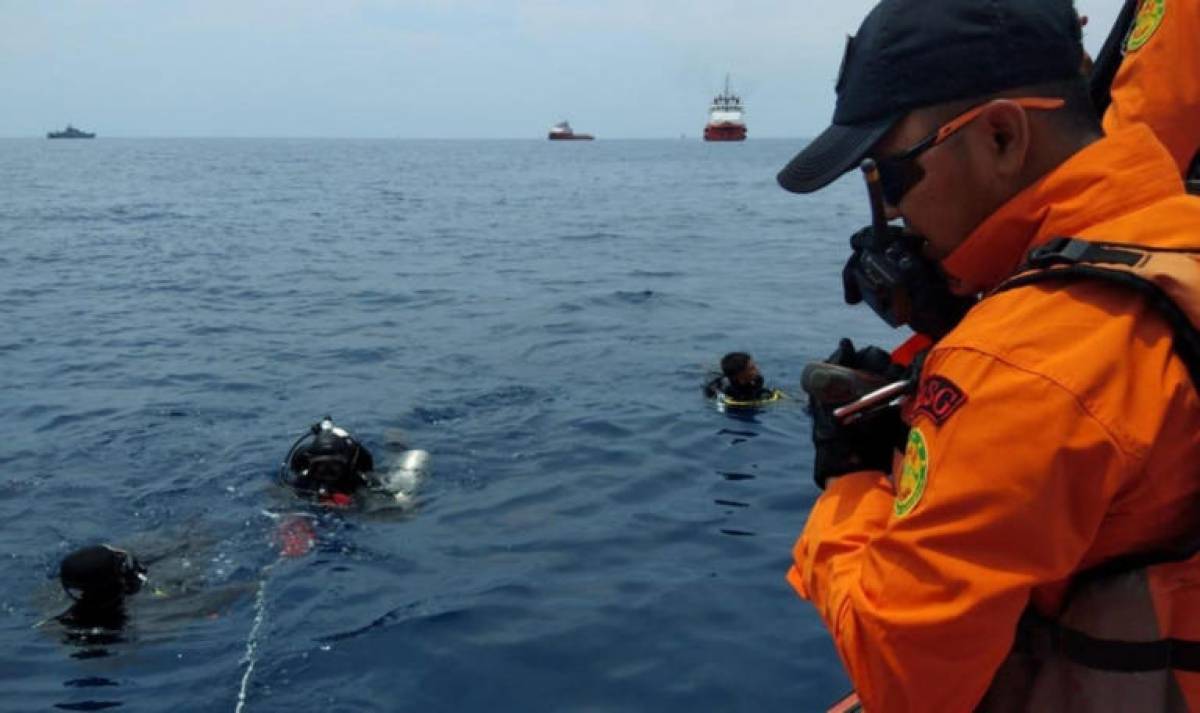 Ινδονησία: Πυρετώδεις έρευνες για τον εντοπισμό της ατράκτου του Boeing