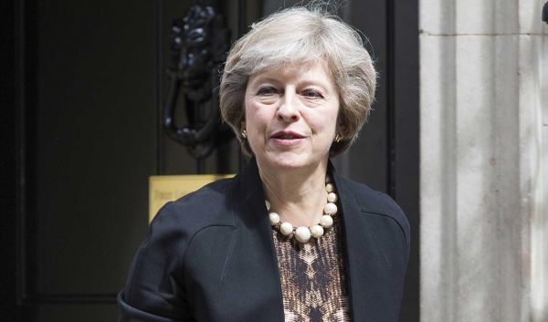 Η Μέι ετοιμάζεται για ηπιότερο Brexit