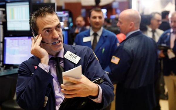 Wall Street: «Βουτιά» υπό τον φόβο εμπορικού πολέμου