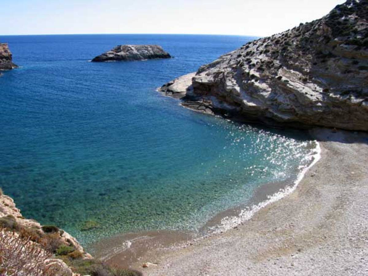 Πτώμα γυναίκας σε προχωρημένη σήψη βρέθηκε βόρεια της Φολέγανδρου