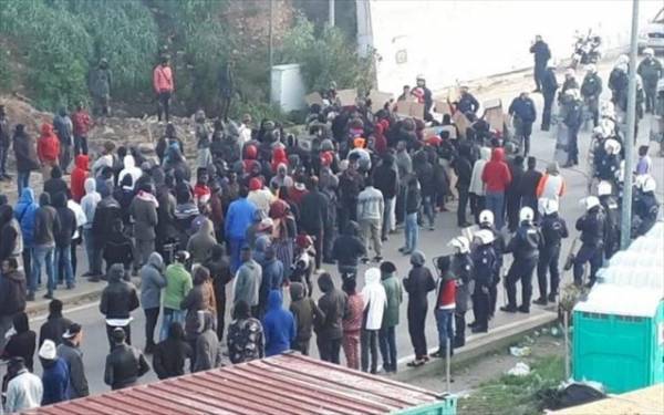 Ένταση και χημικά έξω από το ΚΥΤ Σάμου