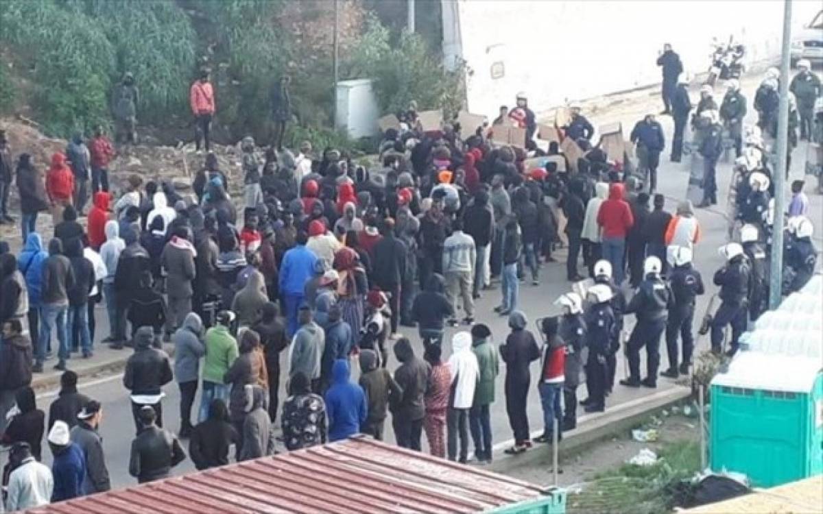 Ένταση και χημικά έξω από το ΚΥΤ Σάμου