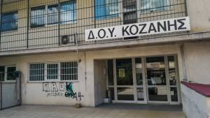 Επίθεση με τσεκούρι στη ΔΟΥ Κοζάνης: Η κατάσταση των τραυματιών