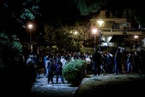 Οι περιορισμοί στην εστίαση ξαναγεμίζουν τις πλατείες