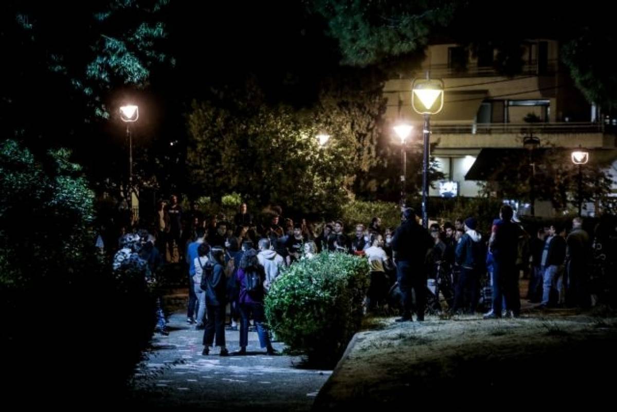 Οι περιορισμοί στην εστίαση ξαναγεμίζουν τις πλατείες