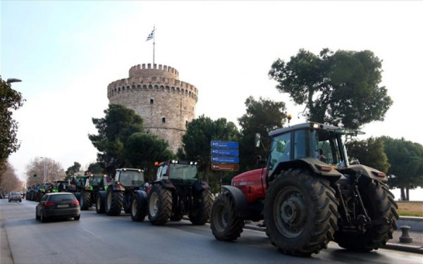 Θεσσαλονίκη: Οι αγρότες «ανοίγουν» τη ΔΕΘ με τρακτέρ στον Λευκό Πύργο