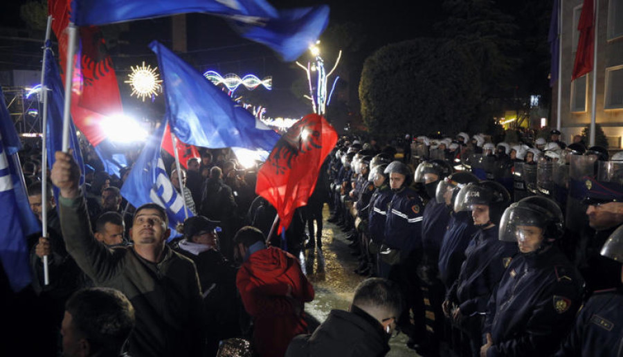 Τίρανα: Ανυποχώρητος ο Ράμα για την επένδυση Κούσνερ – «Η Αλβανία δεν πωλείται», απαντούν οι πολίτες