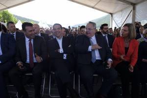 Καυστικό βρετανικό χιούμορ για την (γαμήλια) τελετή στις Πρέσπες