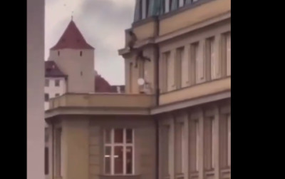 Πράγα: Σοκαριστικό βίντεο με φοιτητές να πηδούν από τα παράθυρα