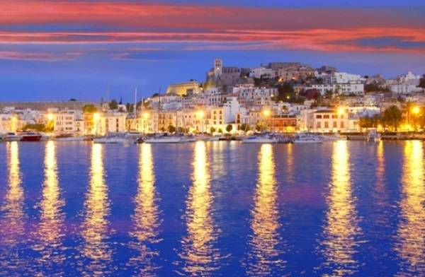 Ισπανία: Υποχρεωτική χρήση μάσκας στους δύο δημοφιλέστερους τουριστικούς προορισμούς