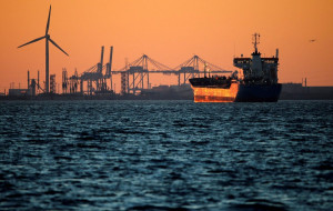 Η Τεχεράνη εξετάζει το κλείσιμο των στενών του Ορμούζ