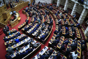 «Καυτή» εκκίνηση στη Βουλή: Στα «χαρακώματα» Φλωρίδης-αντιπολίτευση για ΟΠΕΚΕΠΕ και Μεσανατολικό