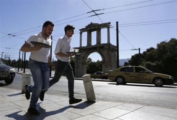 Bloomberg: Αντί πτυχίου... δίσκος σερβιτόρου για τους νέους στην Ελλάδα