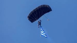 28η Οκτωβρίου: Μεγαλειώδης παρέλαση στη Θεσσαλονίκη- Εντυπωσίασαν οι αλεξιπτωτιστές
