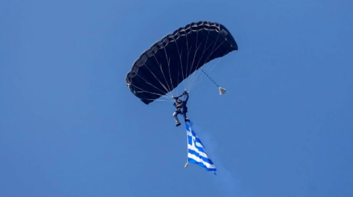 28η Οκτωβρίου: Μεγαλειώδης παρέλαση στη Θεσσαλονίκη- Εντυπωσίασαν οι αλεξιπτωτιστές