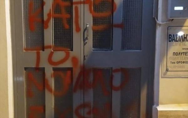 Κρήτη: Άγνωστοι βανδάλισαν το πολιτικό γραφείο του υφυπουργού Παιδείας