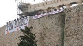 Πανό για τους πρόσφυγες στην Ακρόπολη