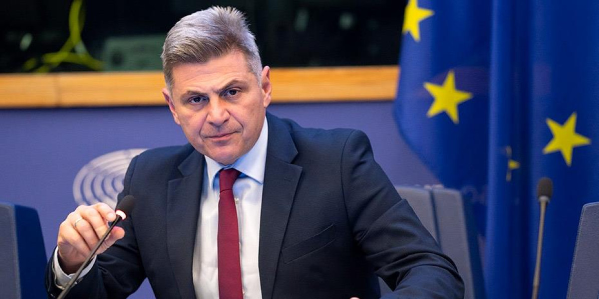 «Φλερτ» του Νικόλα Φαραντούρη με τον Νίκο Ανδρουλάκη και το ΠΑΣΟΚ
