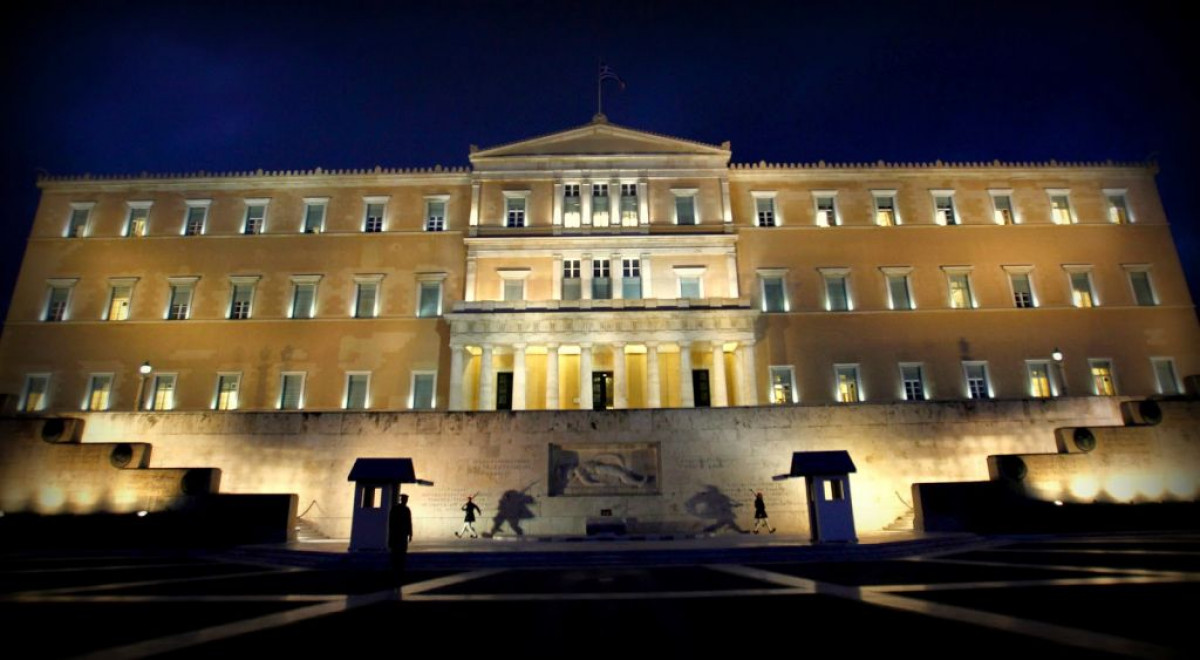 Διακόπτεται ο φωτισμός στην πρόσοψη της Βουλής για εξοικονόμηση ενέργειας