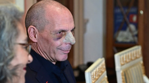 Επίθεση στον Βαρουφάκη: Ελεύθερος με περιοριστικούς όρους ο 17χρονος