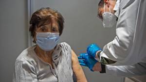 Εμβολιασμός: Ανοίγει η πλατφόρμα για 4η δόση για τους 80+