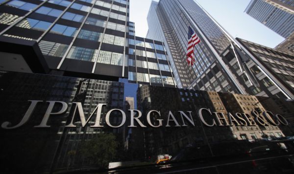 Η JP Morgan υποβαθμίζει τις ελληνικές τράπεζες