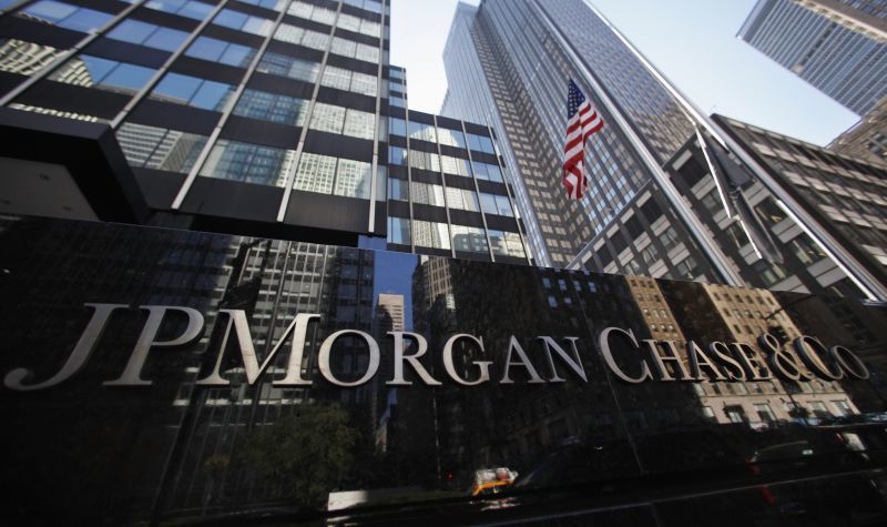 Η JP Morgan υποβαθμίζει τις ελληνικές τράπεζες