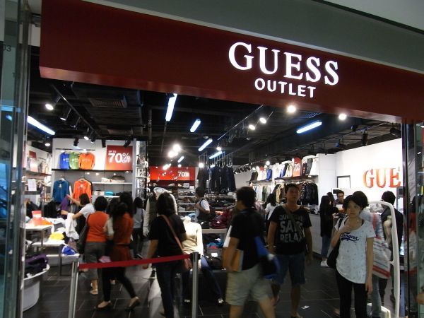 To πρώτο κατάστημα outlet της Guess στην Ελλάδα είναι γεγονός