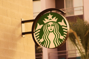 Αλλάζει ρότα η Starbucks – «Ψαλιδίζει» πράσινους στόχους και θέσεις εργασίας