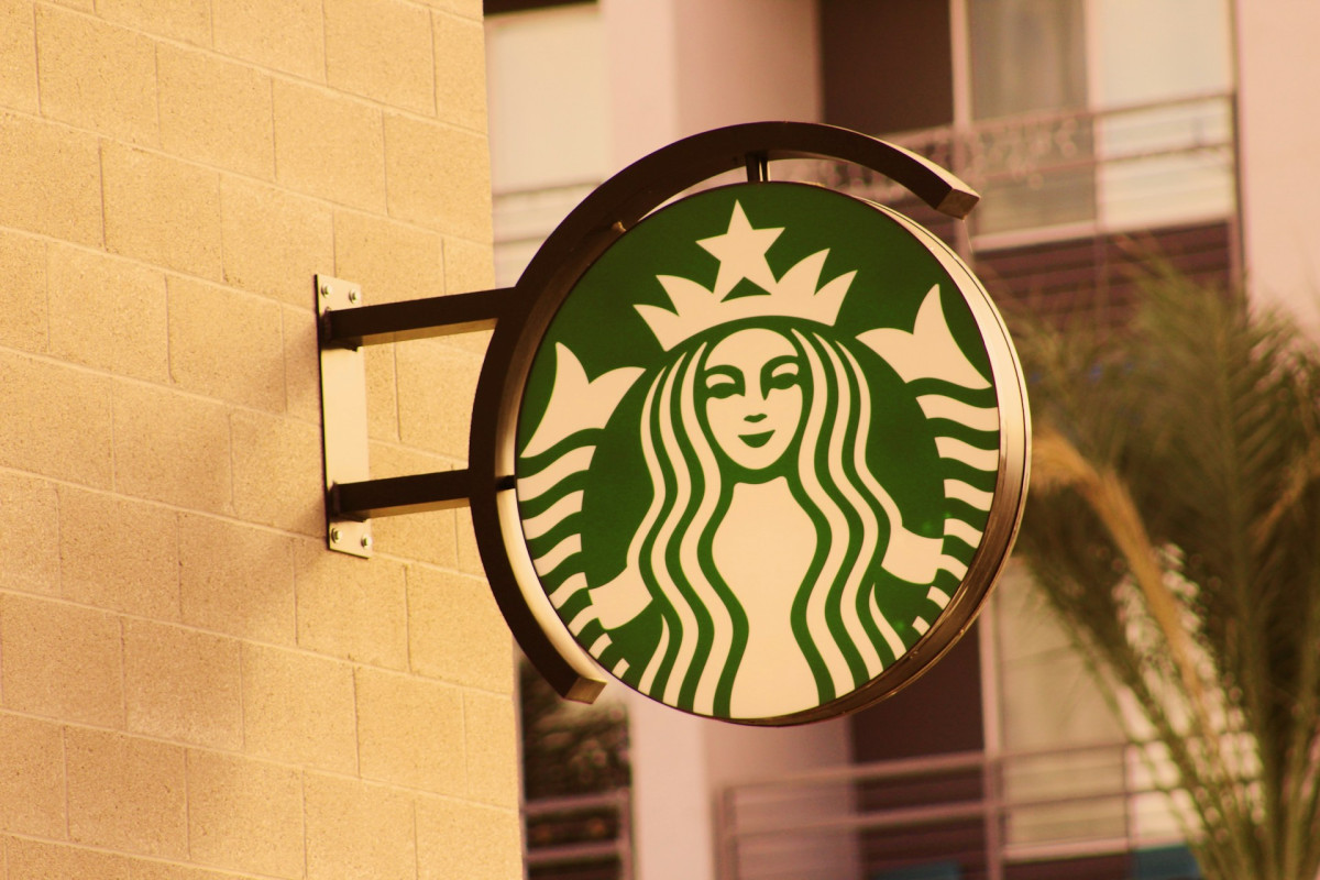 Αλλάζει ρότα η Starbucks – «Ψαλιδίζει» πράσινους στόχους και θέσεις εργασίας
