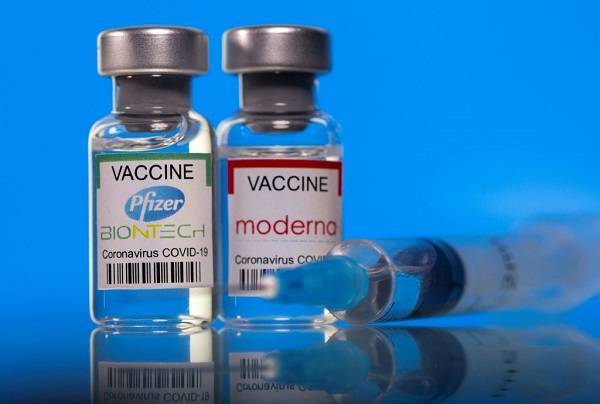 EMA: «Πράσινο» φως στην τρίτη δόση των εμβολίων Pfizer- Moderna