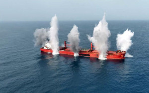 Επίθεση των Χούθι σκότωσε έξι άτομα στην Ερυθρά Θάλασσα - Οι ΗΠΑ έπληξαν πλοίο μεταφοράς εμπορευματοκιβωτίων