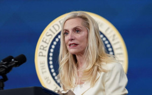 Μπρέιναρντ (Fed): Θα παραμείνουν υψηλά τα επιτόκια το επόμενο διάστημα