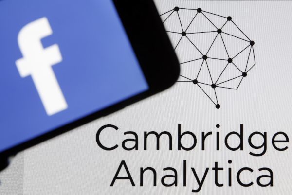 Το σκάνδαλο Facebook βάζει λουκέτο στην Cambridge Analytica