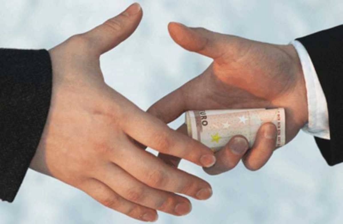 Σχεδόν επτά στους δέκα Έλληνες έδωσαν «φακελάκι» σε δημόσια υπηρεσία