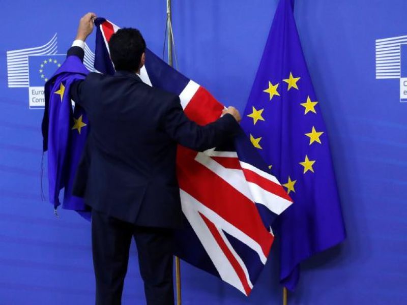 Bloomberg:Ελληνικό δράμα, με Βρετανούς ηθοποιούς, στη σκηνή των Βρυξελλών