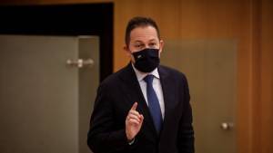 «Βόμβα» Πέτσα: Μόλις 300.000 δόσεις εμβολίου αρχικά στη χώρα μας
