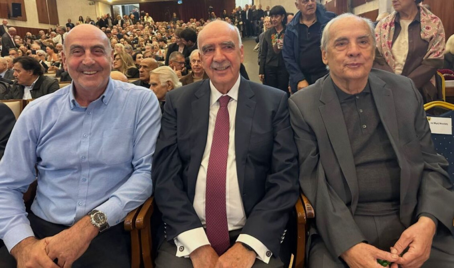 Μεϊμαράκης, Βουλγαράκης, Β. Μιχαλολιάκος παρόντες στην ομιλία Καραμανλή