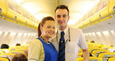 Προσλήψεις προσωπικού στη Ryanair: Οι υποψήφιοι θα πληρώσουν (!) για την εκπαίδευσή τους- Η διαδικασία, τα προσόντα & το "dress code"