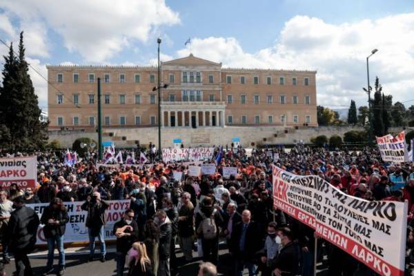 Συλλαλητήριο στο Σύνταγμα: Διαδήλωση κατά της ακρίβειας και του πολέμου