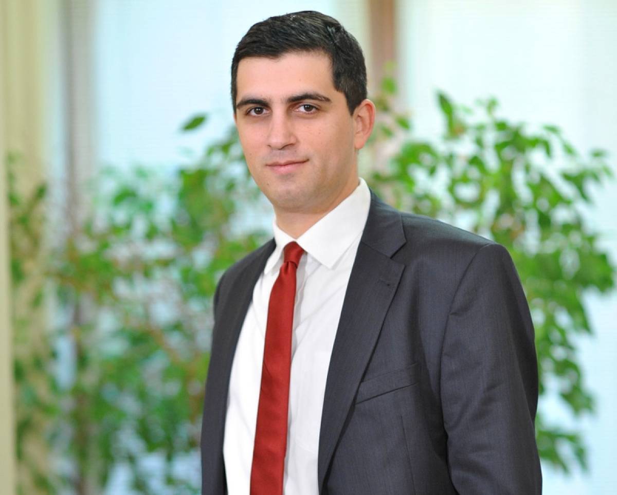 Ο Χρίστος Δήμας, αποχαιρετά τον Θεόδωρο Παπάζογλου,που έφυγε από κορονοϊό