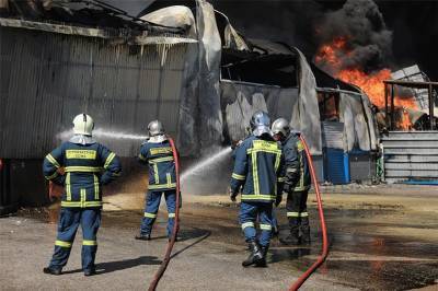 Μεγάλη φωτιά σε εργοστάσιο στον Ασπρόπυργο-Κλειστή η λεωφόρος ΝΑΤΟ